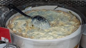 Una coppa di gorgonzola DOP al cucchiaio nel banco frigo di un supermercato