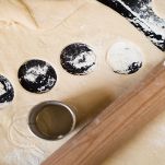 Spianatoia con impasto della pasta fresca e coppapasta