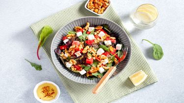 Piatto di insalata di riso con anguria, feta e menta