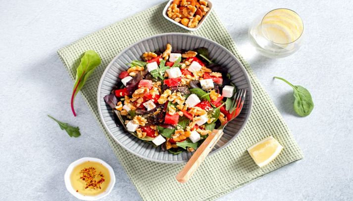 Piatto di insalata di riso con anguria, feta e menta