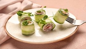Rotolini di cetrioli con prosciutto crudo