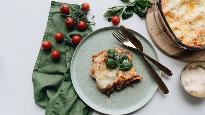 Porzioni di lasagne estive vegetariane