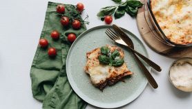 Porzioni di lasagne estive vegetariane