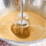 Fruste elettriche lavorano la crema caffè