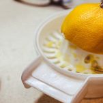 Spremitura del limone con spremiagrumi manuale