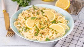 Linguine al limone e latte di cocco guarnite con prezzemolo