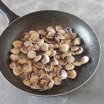 Far aprire le vongole in padella