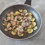 Zucchine e vongole in padella