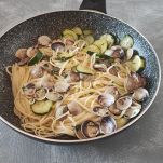 Linguine vongole e zucchine in padella