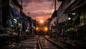 Il mercato all'aperto di Maeklong Railway di sera