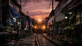 Il mercato all'aperto di Maeklong Railway di sera