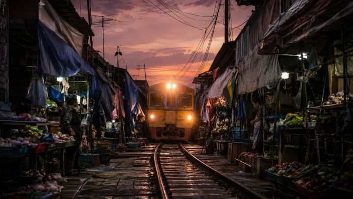 Il mercato all'aperto di Maeklong Railway di sera