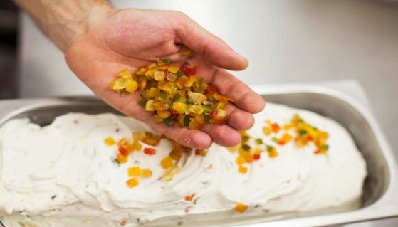 Mano che prepara il gelato in laboratorio
