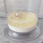 Bicchiere del frullatore con olio e latte