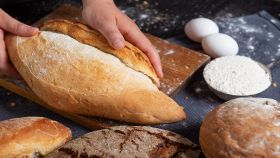Forme di pane fresco toccato da mani femminili
