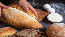 Forme di pane fresco toccato da mani femminili
