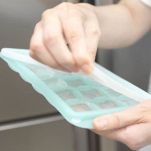 Mani femminili aprono stampo del ghiaccio