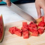 Uomo taglia cocomero a cubetti