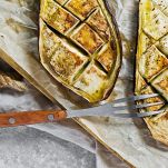 Tagliere con melanzane grigliate al forno appena sfornate