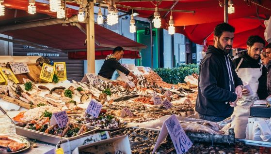 Una bancarella di pesce al mercato rionale di Palermo