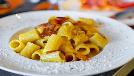 Mezze maniche alla carbonara con guanciale croccante