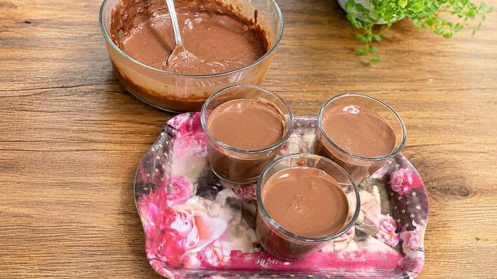 Mousse di cioccolato pronta per essere servita