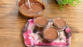 Mousse di cioccolato pronta per essere servita