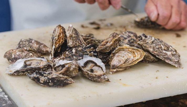 Ostriche del Pacifico al mercato aperte da un pescatore