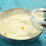 Ciotola con panna montata e frusta