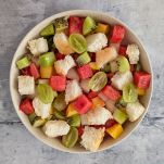 Piatto con panzanella dolce pronta