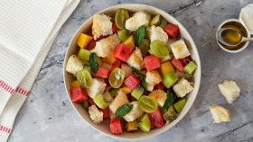 Ciotola con panzanella dolce