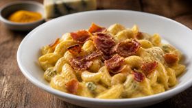 Pasta gorgonzola, curry e speck