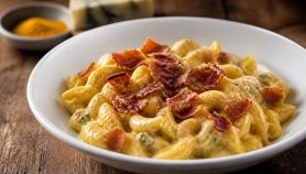 Pasta gorgonzola, curry e speck