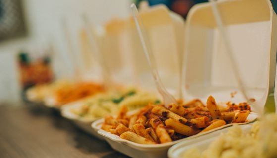 Confezioni di pasta da asporto su un bancone
