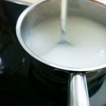 Cottura del latte di cocco nel pentolino