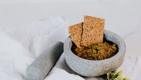 pesto al cocco nel mortaio