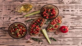 Ciotoline e pane di insalata di verdure crude