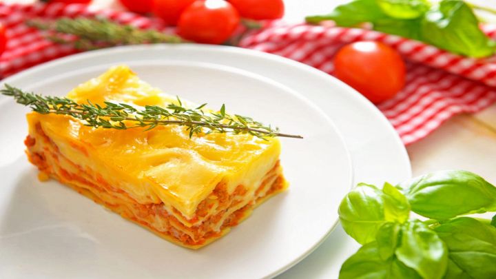 Piatto con lasagne al pomodoro e basilico