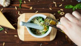Uomo prepara il pesto nel mortaio