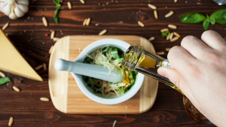 Uomo prepara il pesto nel mortaio