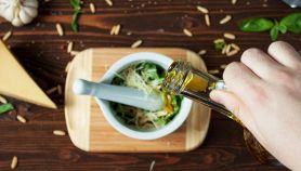Uomo prepara il pesto nel mortaio