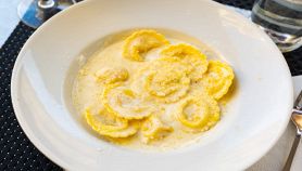 Ravioli al cocco conditi con salsa bianca