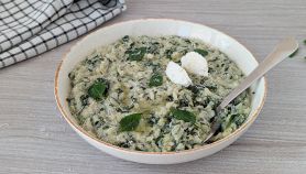 Piatto di risotto con ricotta e spinaci