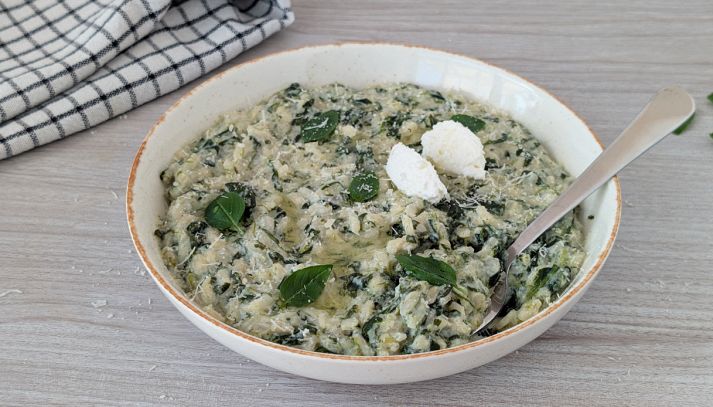 Piatto di risotto con ricotta e spinaci