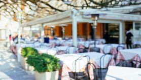 Immagine sfocata di ristorante con tavoli in strada