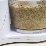 Robot da cucina che macina mandorle