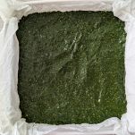 Versare composto di spinaci nella teglia