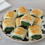 Piatto di rustici con spinaci e ricotta