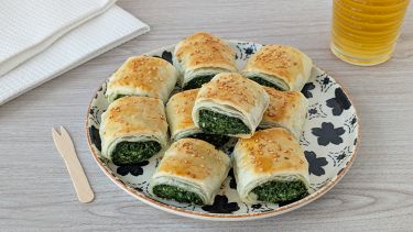 Piatto di rustici con spinaci e ricotta