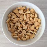 Tritare biscotti con le mani
